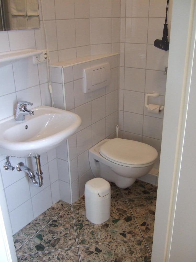 Basic Double Room photo 3