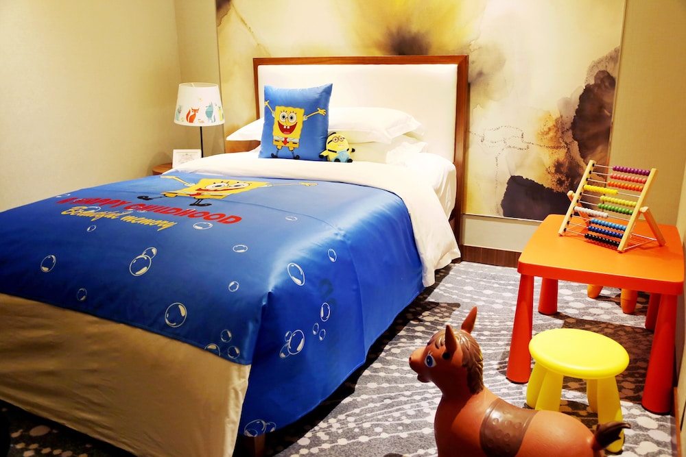 Suite, 2 Bedrooms - Photo 2