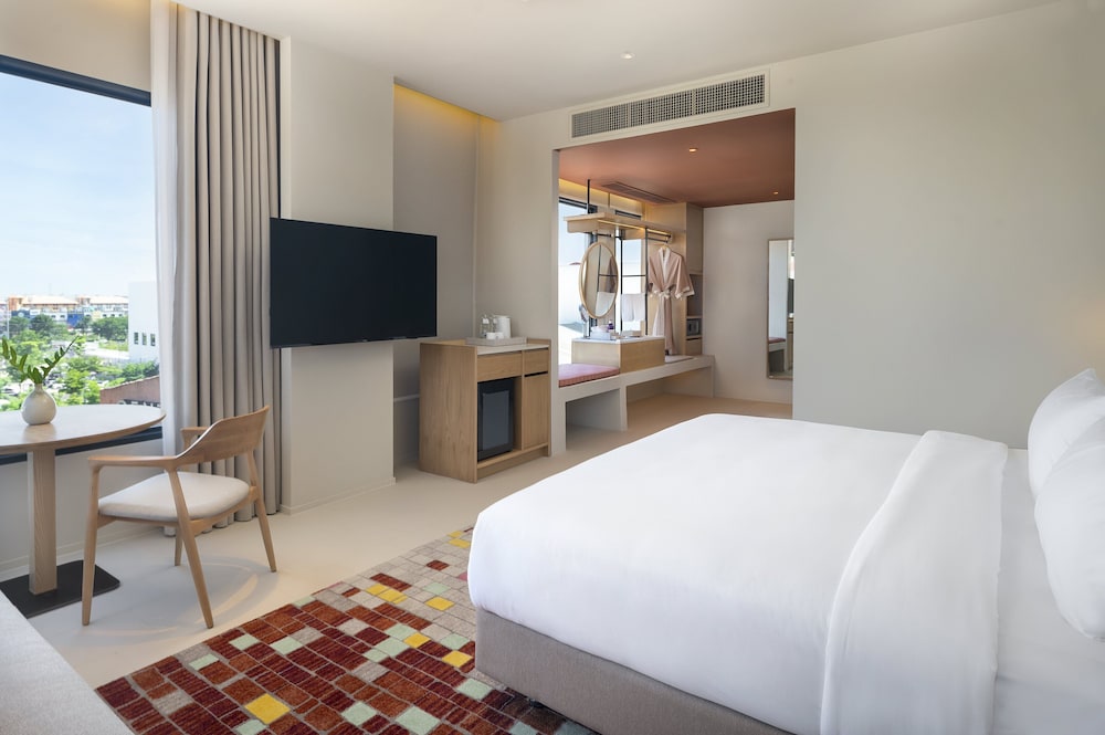 Deluxe Room, 1 King Bed (Premium) - Photo 3