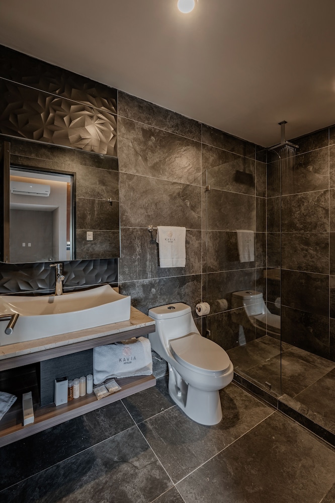 Suite - Photo 15