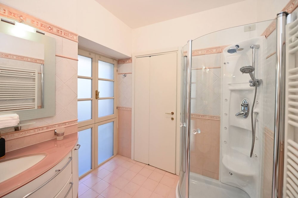 One & Only Lake View Apartment in Central Como, Photo 18