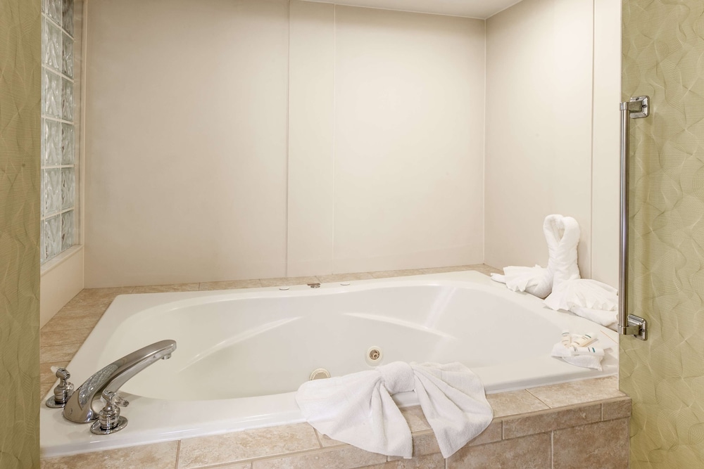Executive Suite, 1 King Bed - Photo 5