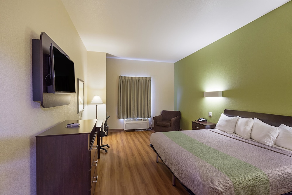 Standard Studio Suite, 1 King Bed, Mobility Accessible, Smoking photo 1