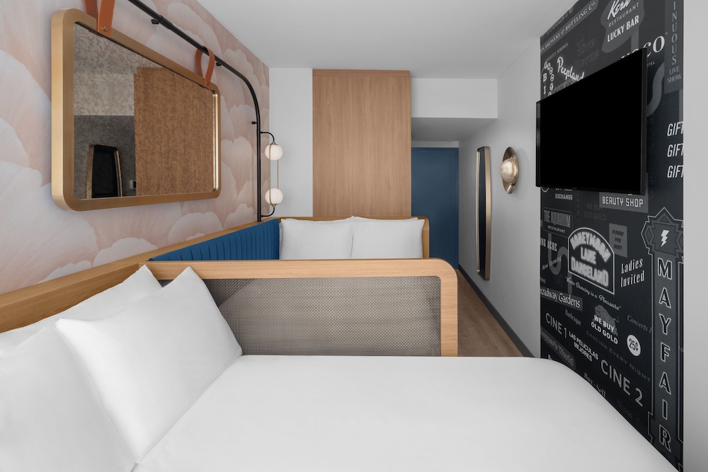 Room, 2 Double Beds, Accessible, Non Smoking (Comms Access, Times Square View) photo 1