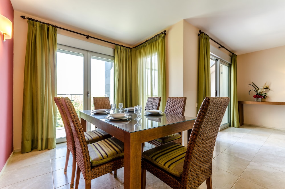 Apartamento familiar, 3 dormitorios, terraza, planta baja