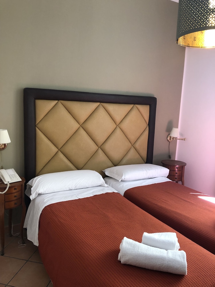 Standard Twin Room - Photo 2