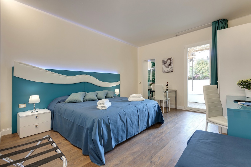 Studio, 1 Double or 2 Twin Beds (2nd floor, stair access only)