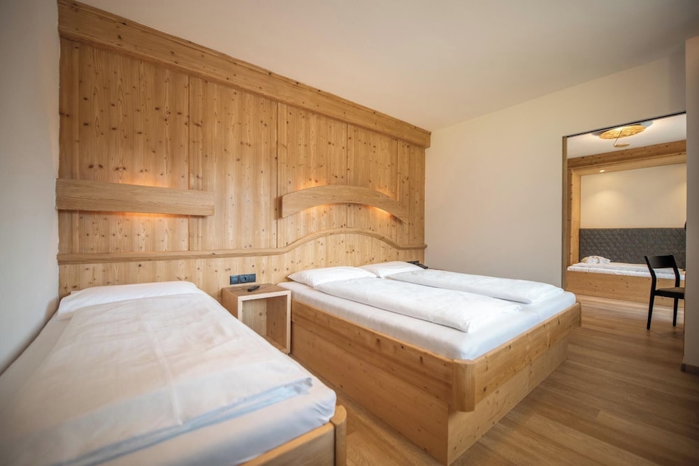 Classic Quadruple Room, Multiple Beds, Mountain View photo 3