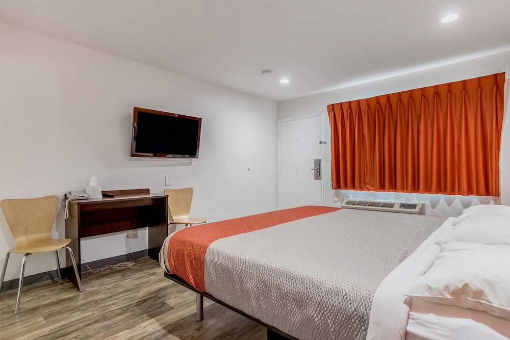 Deluxe Room, 1 King Bed, Smoking, Refrigerator & Microwave photo 1
