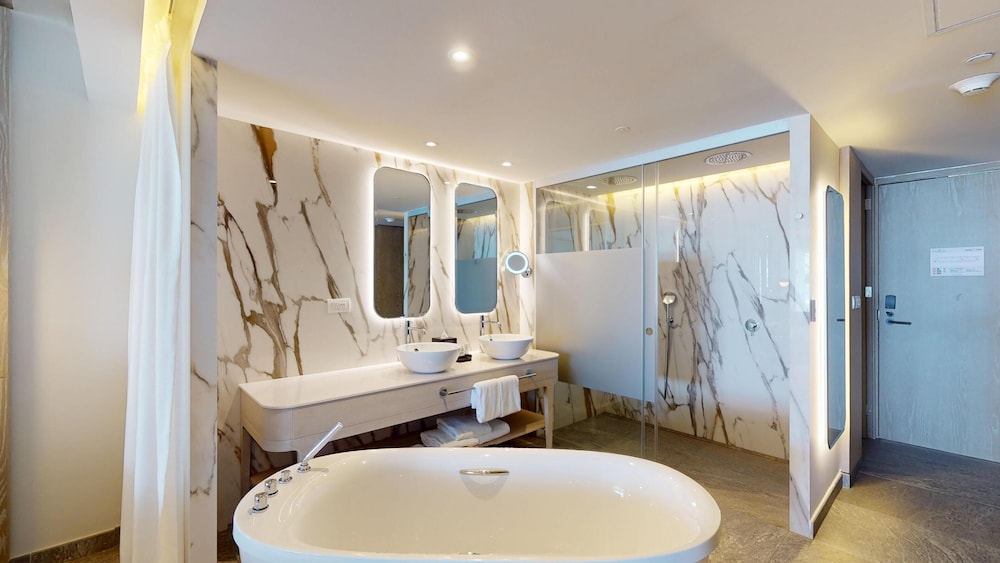 Swim Out Deluxe Jr. Suite photo 3