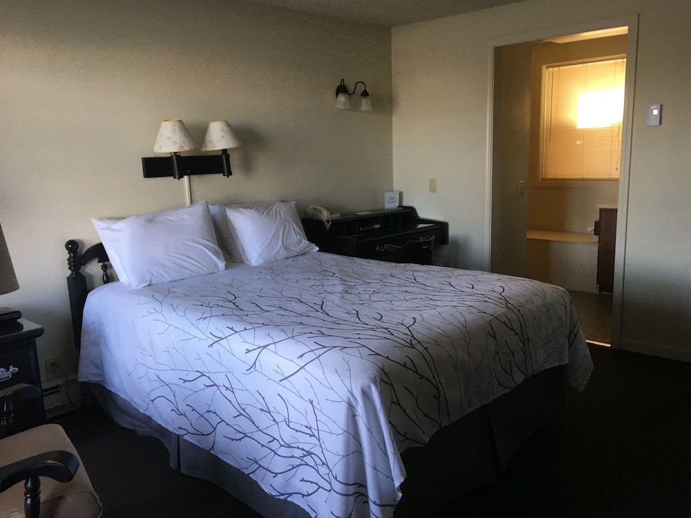 Standard Room, 1 Queen Bed photo 2