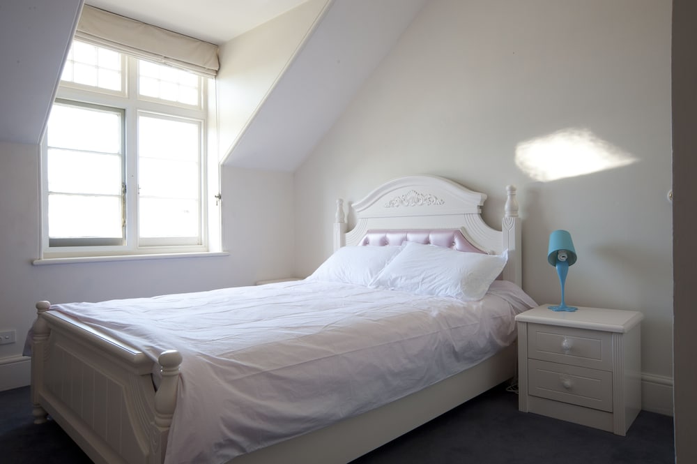 Heritage Queen Room with share bathroom