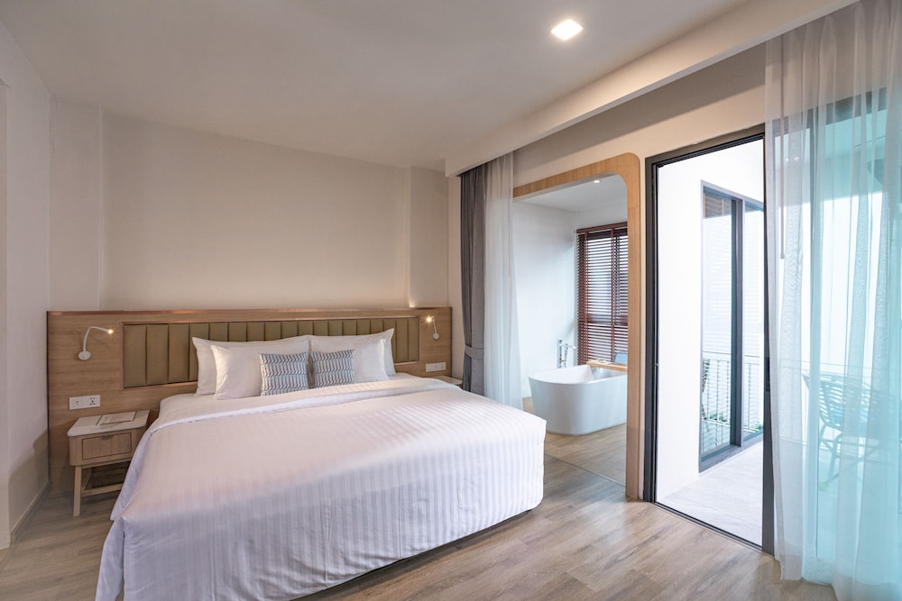 Premier Room, Bathtub - Photo 2