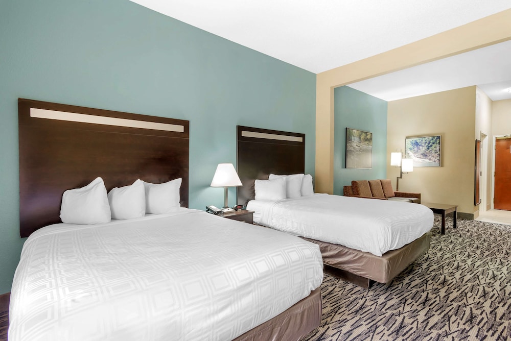Suite, 2 Queen Beds, Non Smoking, Refrigerator & Microwave (with Sofabed) photo 1