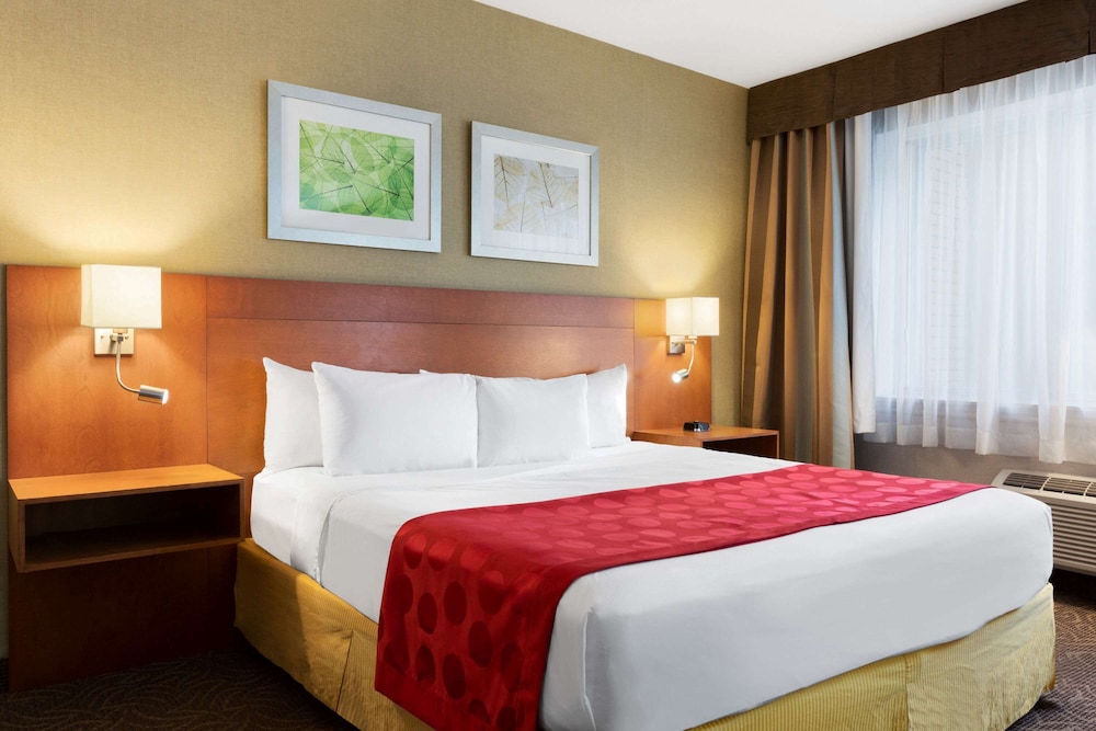 Suite, 1 King Bed, Non Smoking - Photo 3