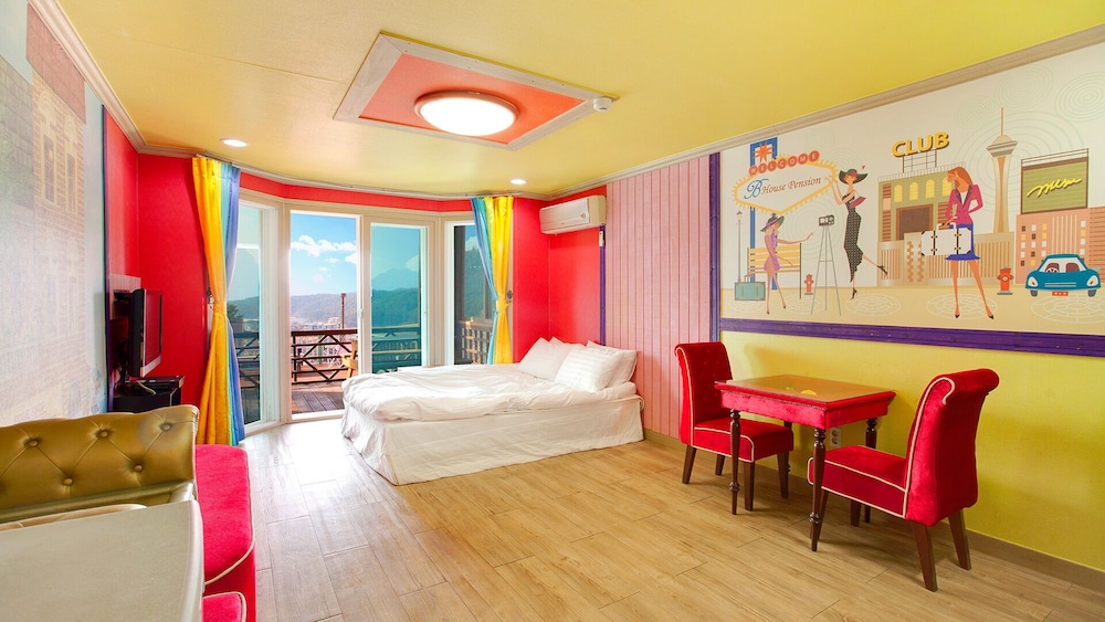 Room (101) - Photo 1