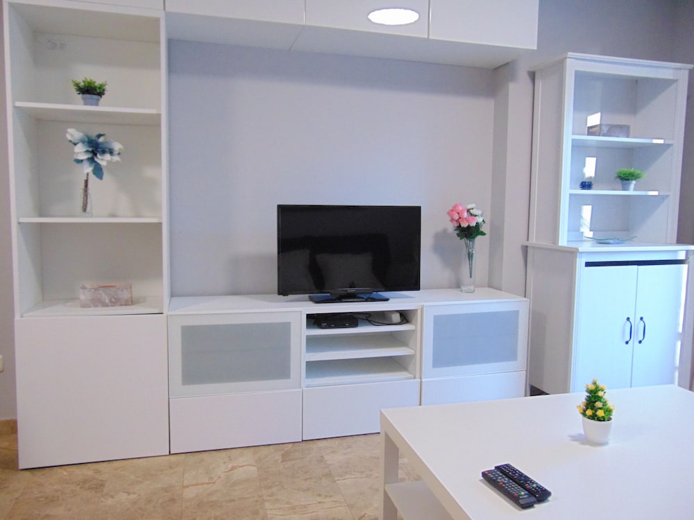 Apartamento, 2 habitaciones, balcón, vista parcial al mar