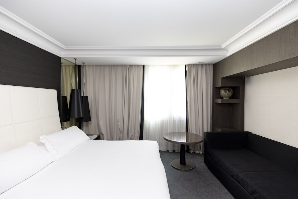Premium Room, 1 King Bed - Photo 2