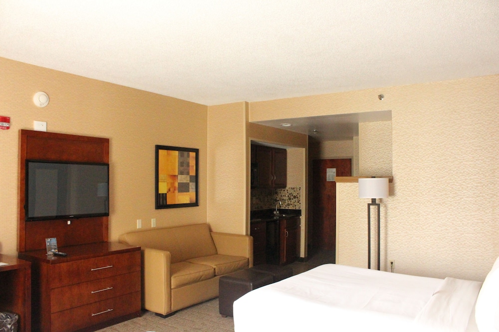 Suite, Non-Smoking, 2 Queen Beds with Sofa Bed, Kitchenette with Electric Cook Top photo 2