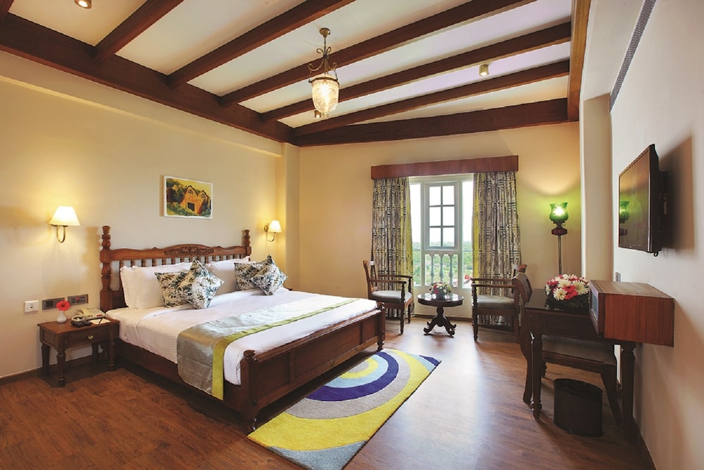 Superior Room, 1 Bedroom, Partial Lake View