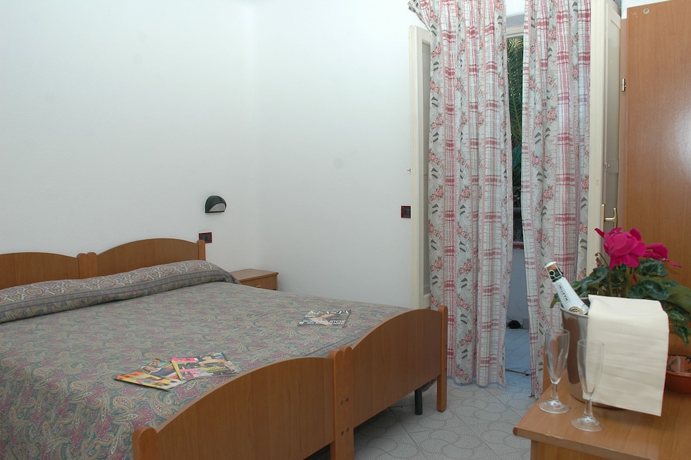 Economy Double or Twin Room, Private Bathroom photo 2