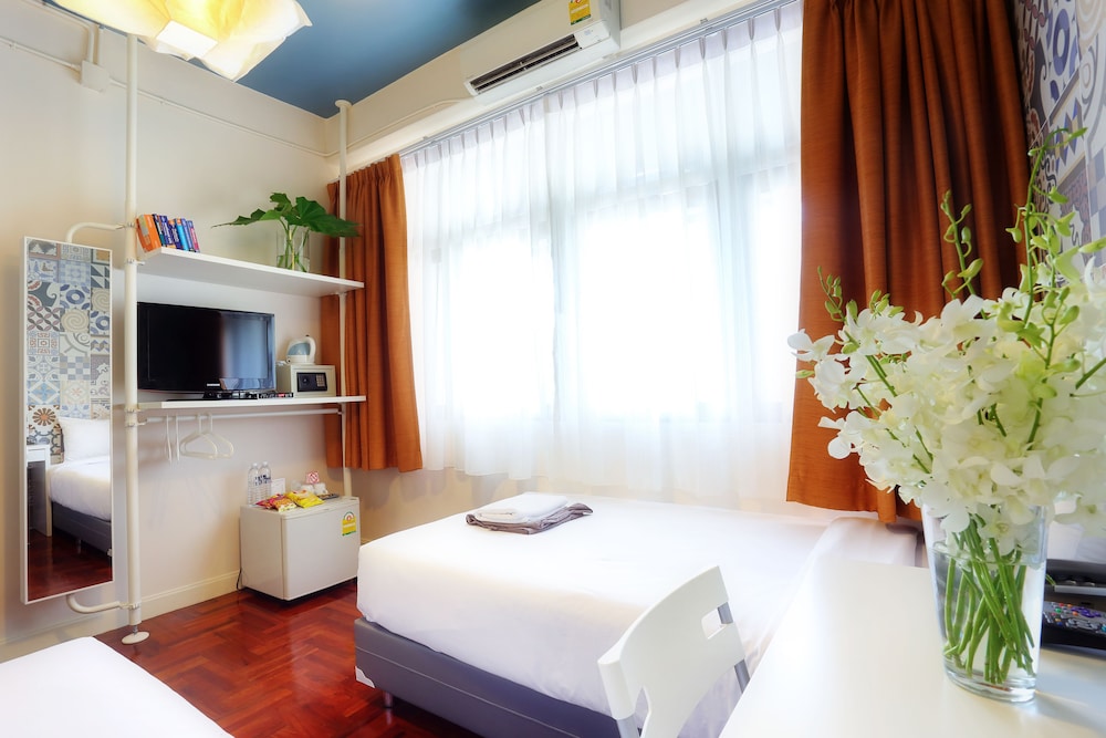 Economy Twin Beds With Private External Bathroom photo 3
