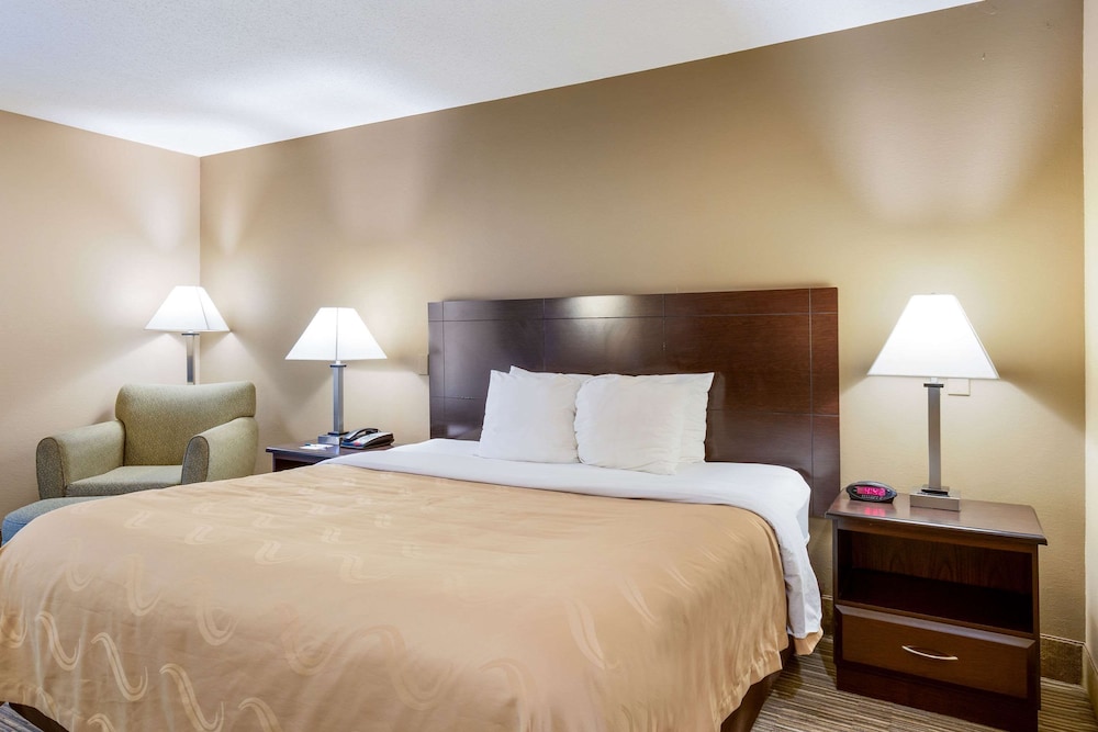 1 King Bed, Non Smoking - Photo 1