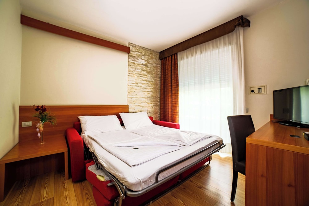 Junior Studio Suite, Hot Tub, City View (Spa access) photo 3