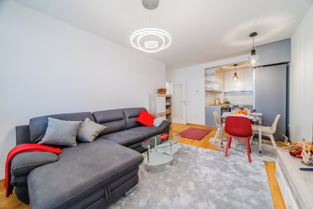 Family Apartment, Multiple Bedrooms (Modern Oasis With Terrace)
