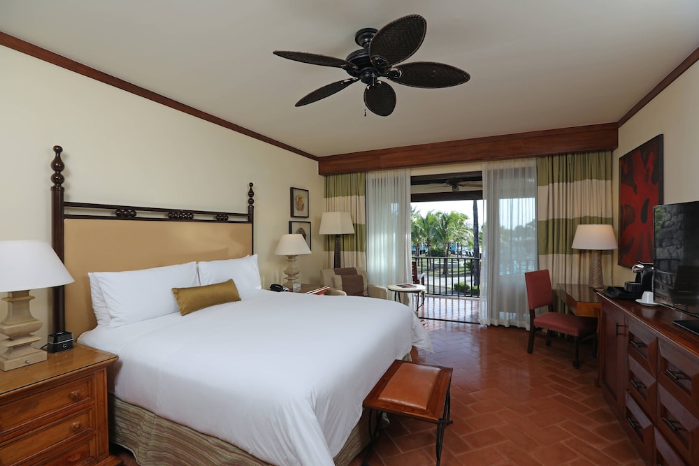 Deluxe Room, 1 King Bed, Balcony (Oceanfront) - Photo 1