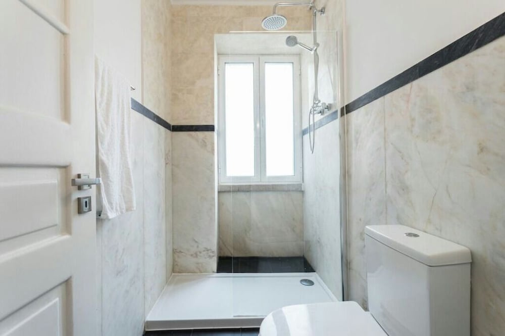 Twin Room, Shared Bathroom photo 2