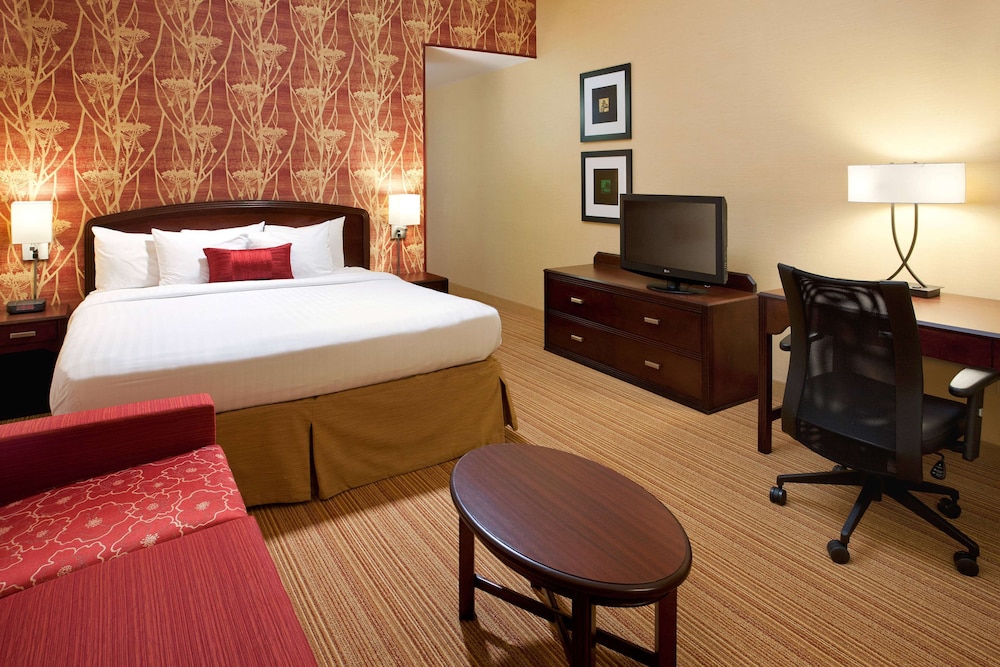 Deluxe Room, 1 King Bed with Sofa bed - Photo 4
