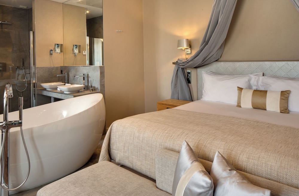 Superior Suite, 1 King Bed with Sofa bed, Non Smoking photo 1