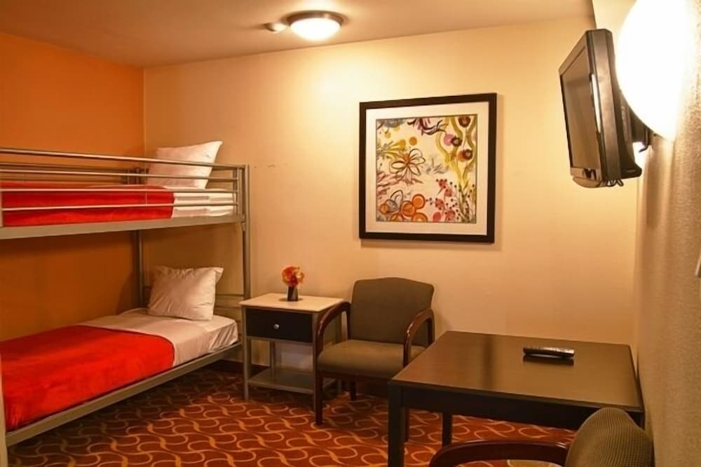 Family Suite, Multiple Beds, Non Smoking photo 2