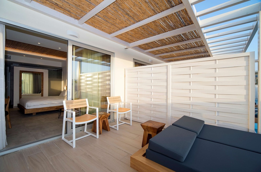Classic Room, Pool Access (Swim up sharing pool) thumbnail 6