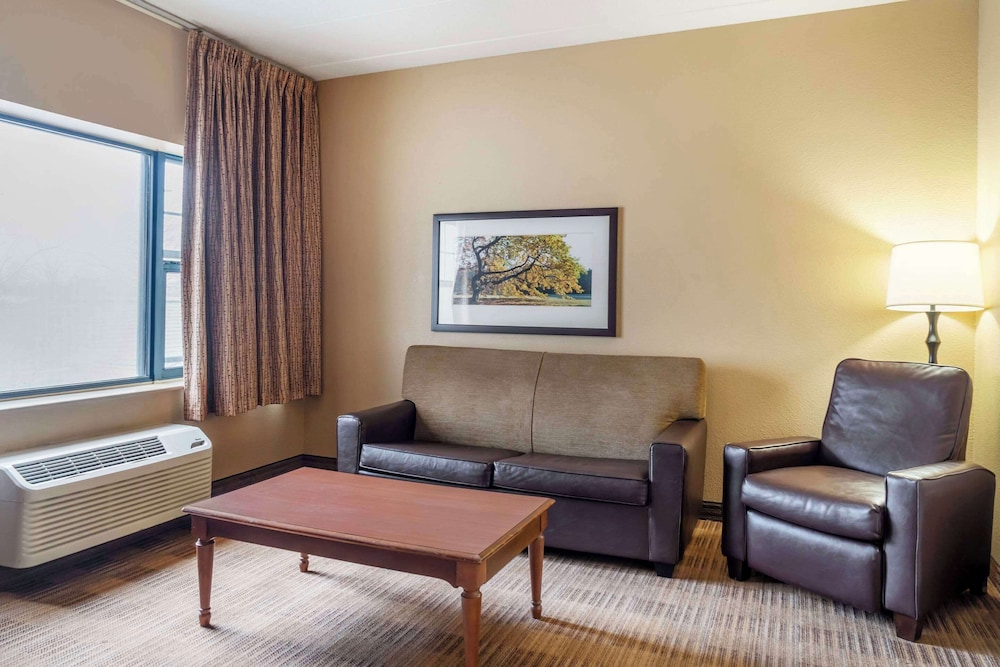 Standard Room, 1 King Bed, Non Smoking - Photo 3