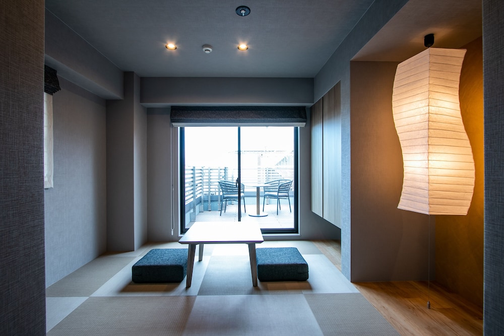 Deluxe Studio with 5beds (Balcony Access with Tatami Room), Non Smoking thumbnail 5