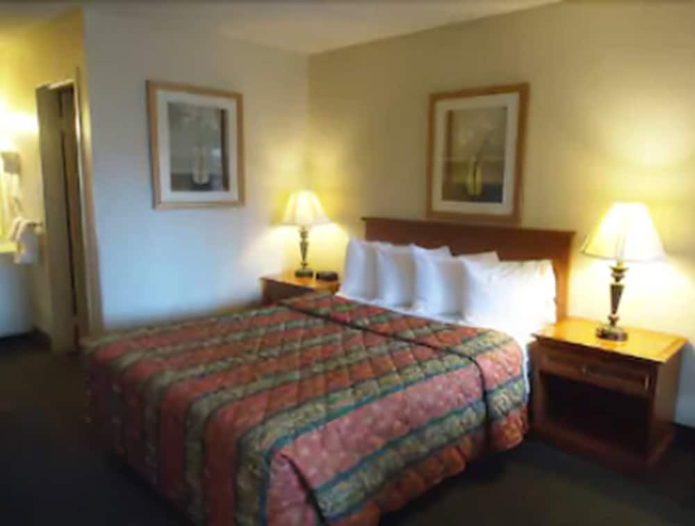 Standard Room, 1 King Bed - Photo 2
