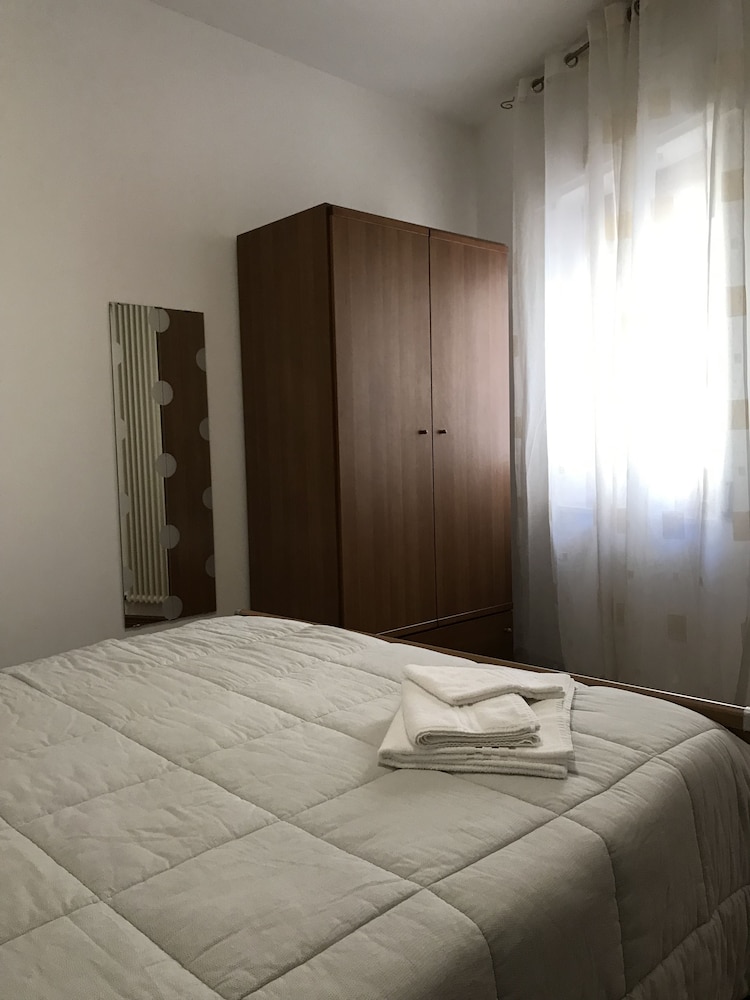 Classic Room, 1 Queen Bed photo 3