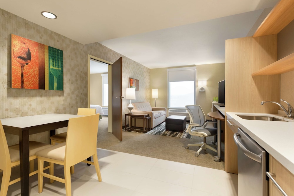 Suite, 1 King Bed, Accessible, Bathtub photo 3