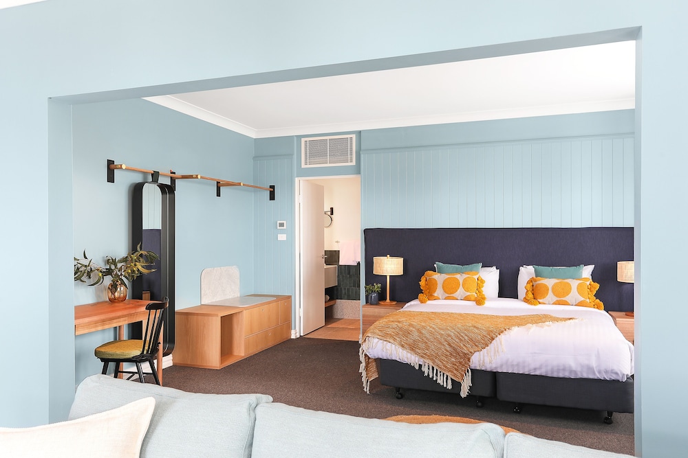 Bay Suite, 1 King Bed thumbnail 5