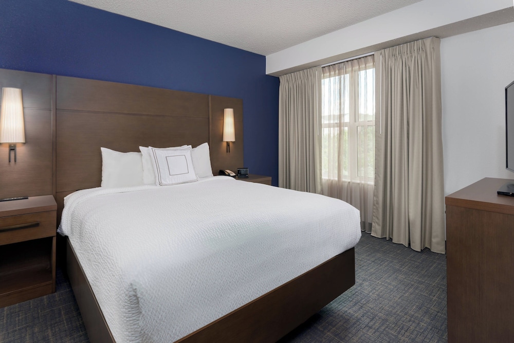 Suite, 2 Bedrooms (Mobility/Hearing Access, Roll-In Shwr)
