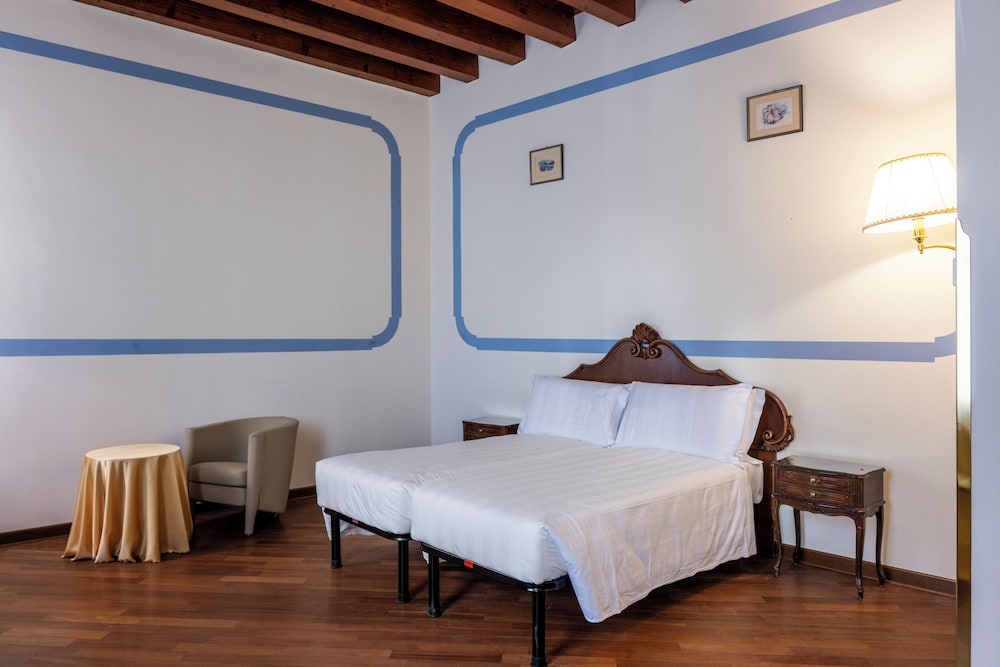 Family Suite, Annex Building no elevator photo 2