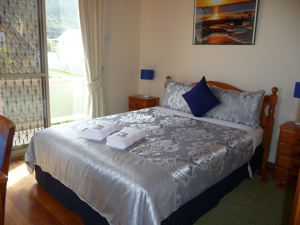 Share Queen Room with One Queen Bed (Non Smoking) photo 1