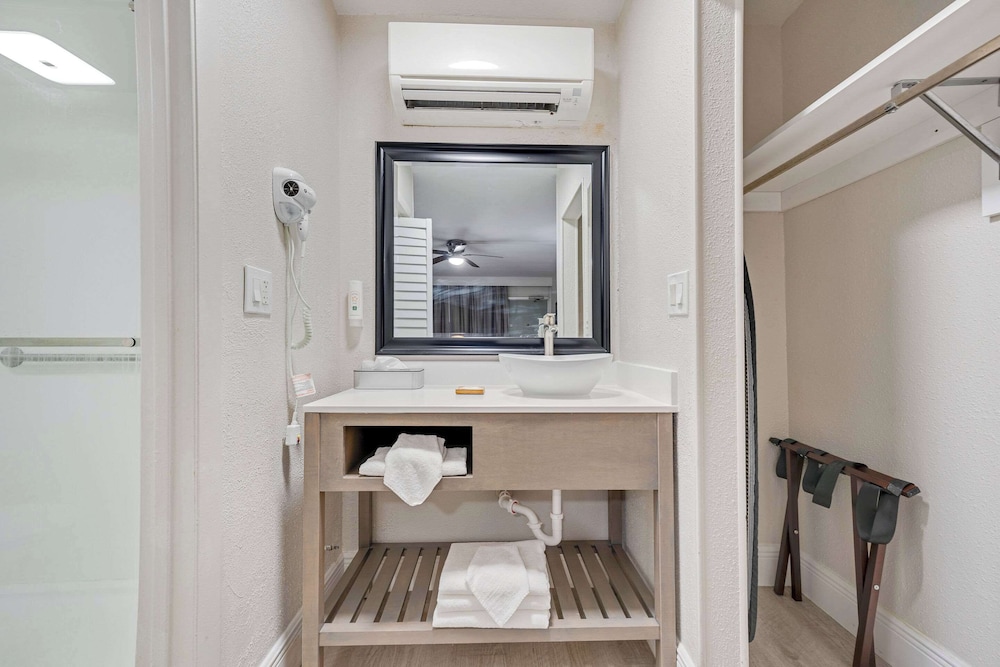Standard Room, 2 Queen Beds, Non Smoking - Photo 8