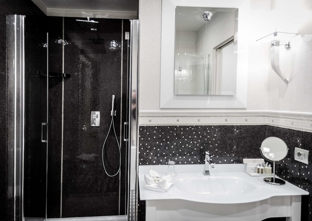 Junior Suite, 1 King Bed, Non Smoking (Living Room) - Photo 16