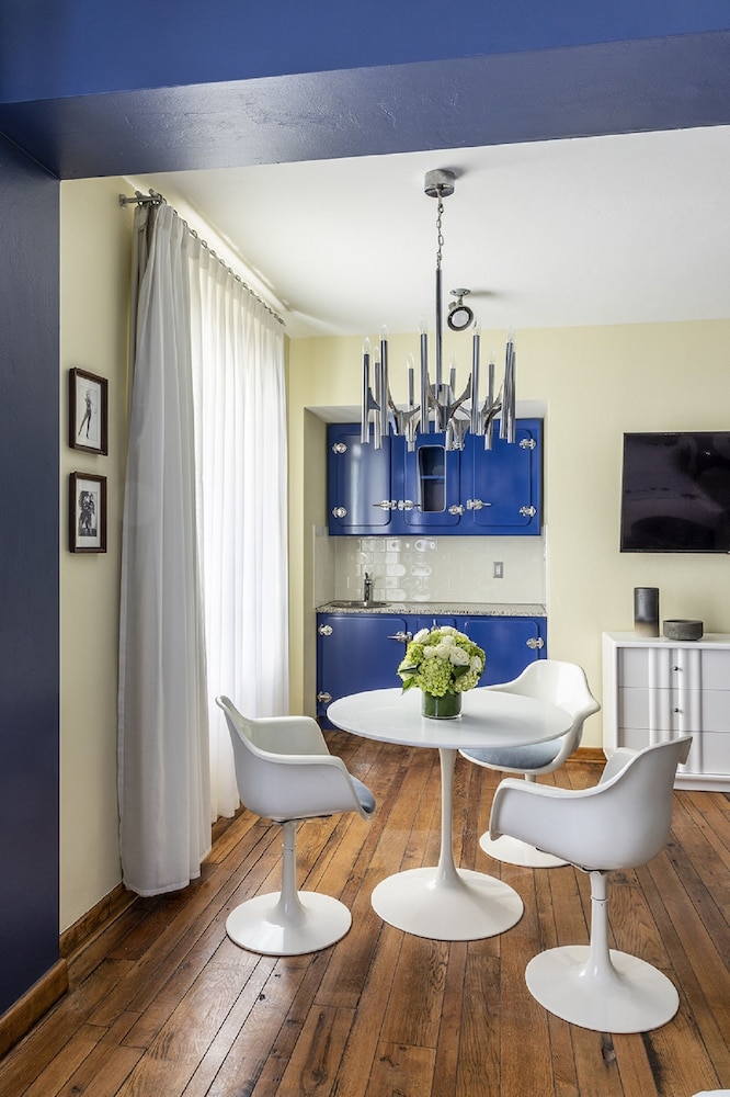 Deluxe King Suite - Photo 2