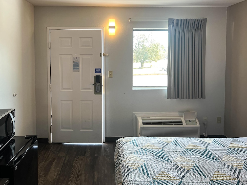 Deluxe Room, 1 King Bed, Smoking, Refrigerator & Microwave photo 1