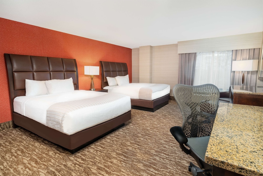 Suite, 2 Queen Beds, Accessible (Roll-In Shower) photo 3