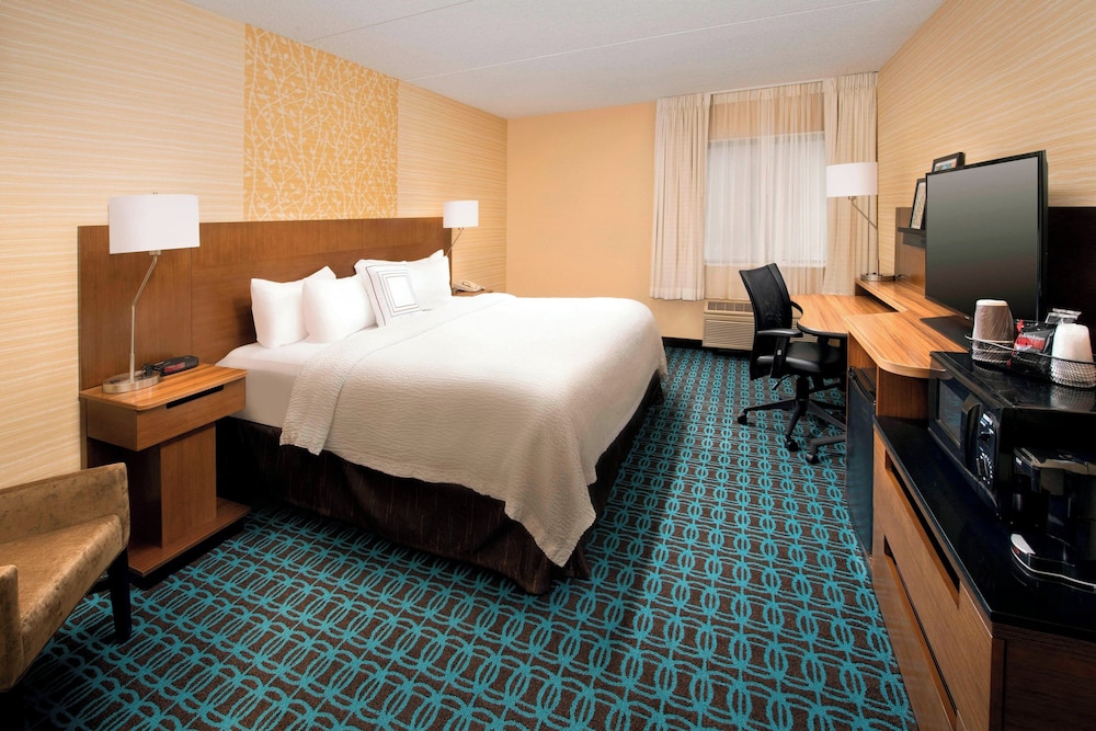 Room, 1 King Bed (Mobility Accessible, Roll-in Shower) photo 1